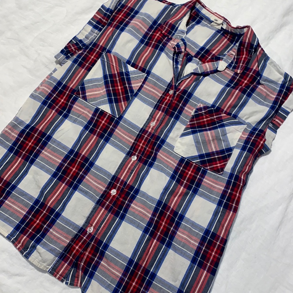 Levi’s Sleeveless Plaid Button Up Shirt